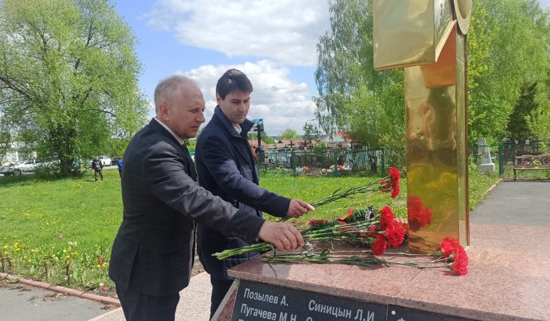 К Поклонному кресту в Кузнецке возложили цветы в День Победы