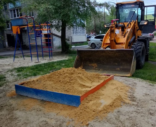 В Кузнецке косят траву и устанавливают песочницы во дворах