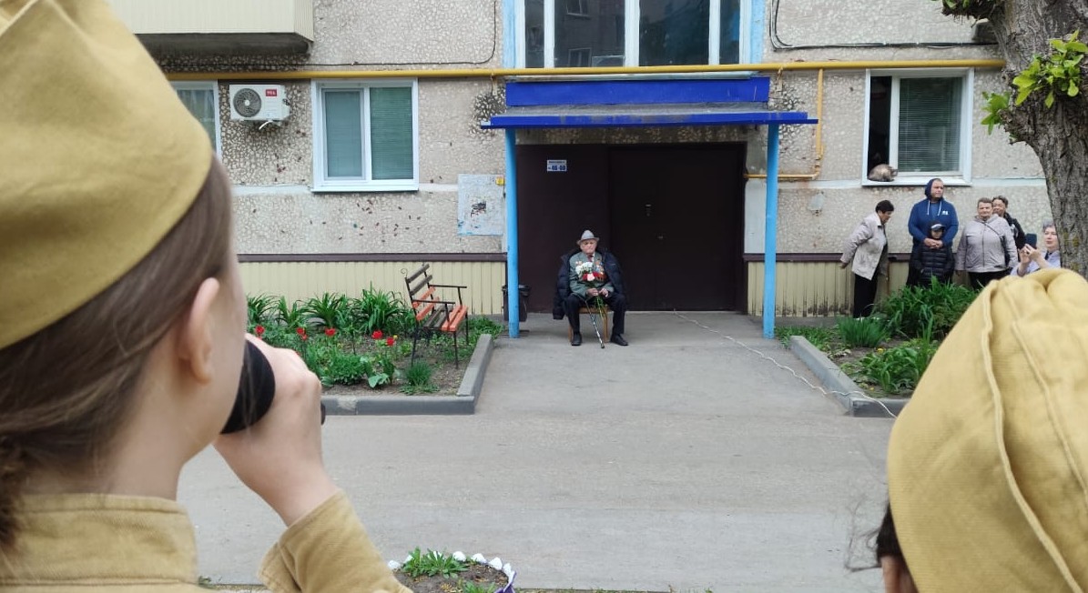 В Кузнецке для ветеранов ВОВ организовали концерт во дворе дома