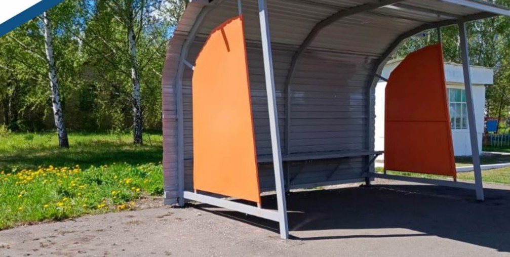 В Иссинском районе рабочие обновили остановочные павильоны на трассе