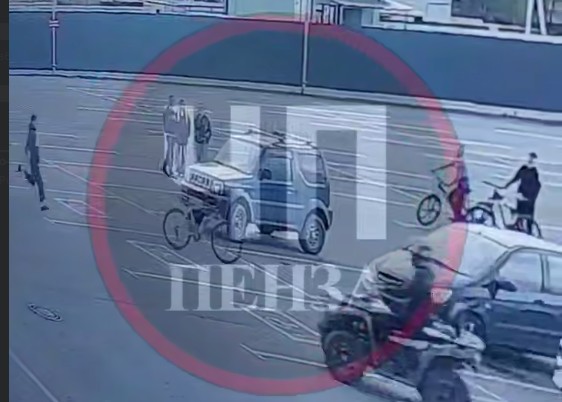 В Пензе велосипед без велосипедиста протаранил автомобиль на парковке