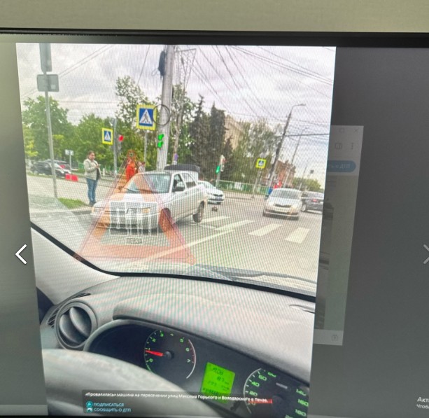 Легковушка провалилась в яму на перекрестке Горького и Володарского в Пензе