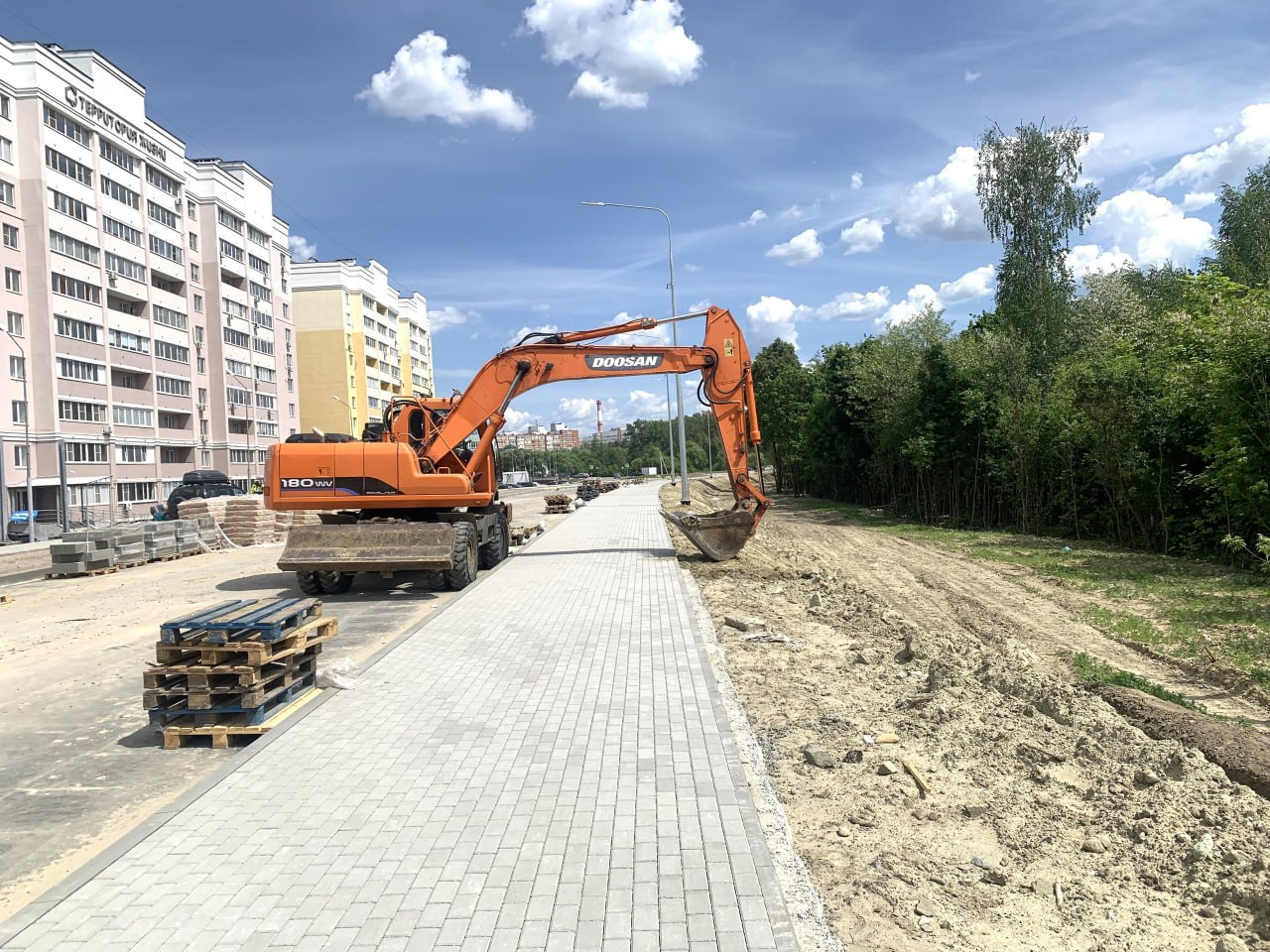 Дорога на ГПЗ-24: асфальт уложен, устанавливают бордюры и плитку