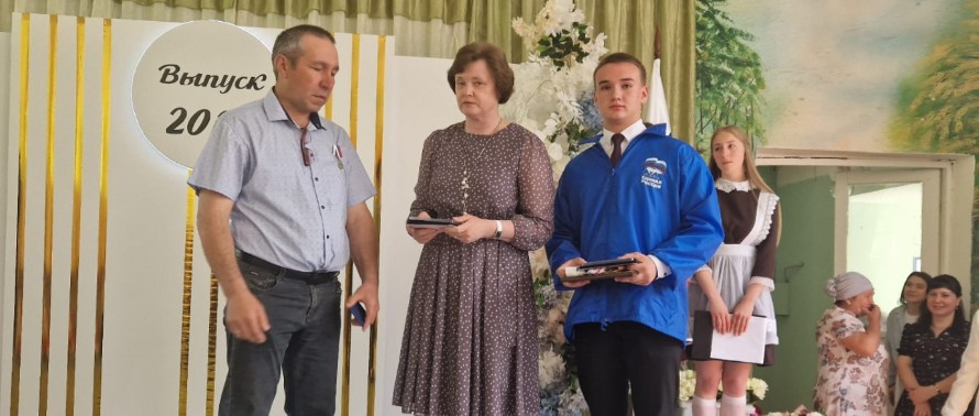 В Кузнецком районе отцам участников СВО вручили медали «Отец солдата»