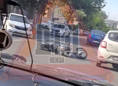 В Пензе мотоцикл и автомобиль столкнулись на улице Володарского