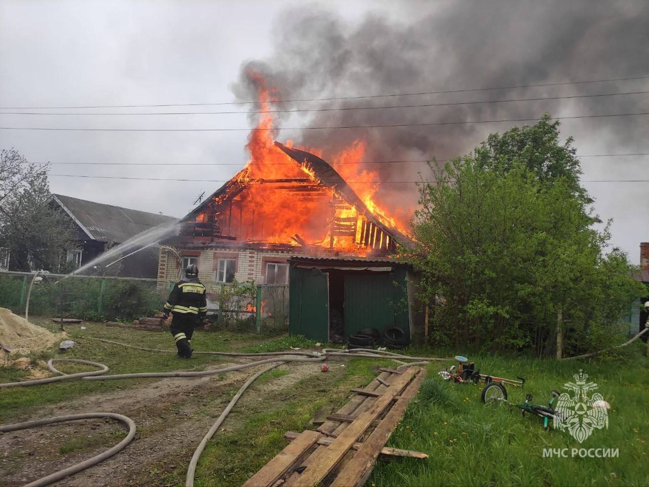 Пожар уничтожил деревянный дом в Никольске