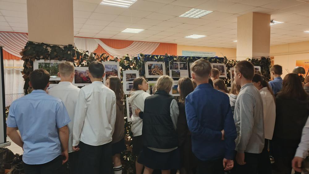 В Золотаревке открылась фотовыставка о служении священников на передовой