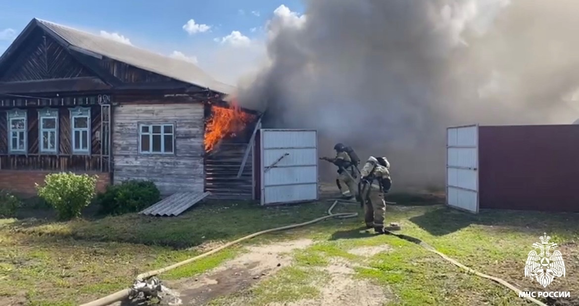 Два пожара за два дня: в Кузнецке сгорели постройки и поврежден жилой дом