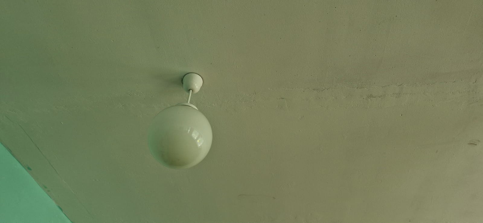 Стеклянные шары нависли над детьми: в Сердобском районе мать бьет тревогу