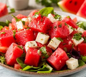 Освежающий летний салат с арбузом и фетой