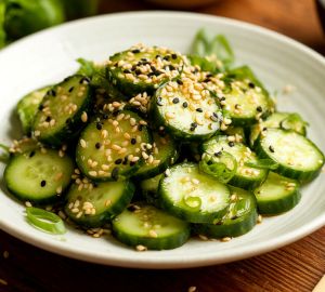 Хрустящий салат из молодых огурчиков с кунжутом и соевым соусом
