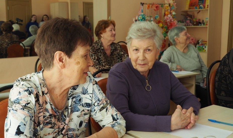 Пензенские школьники обучают пенсионеров китайскому языку