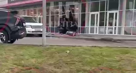 Автомобиль в Пензе «припарковался» прямо в витрине магазина