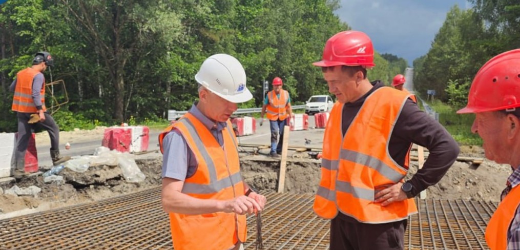 В Никольском районе идет ремонт 50-летнего моста через реку Айву