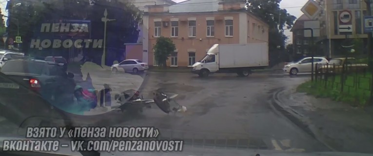 В Пензе автомобиль сбил доставщика еды на пешеходном переходе