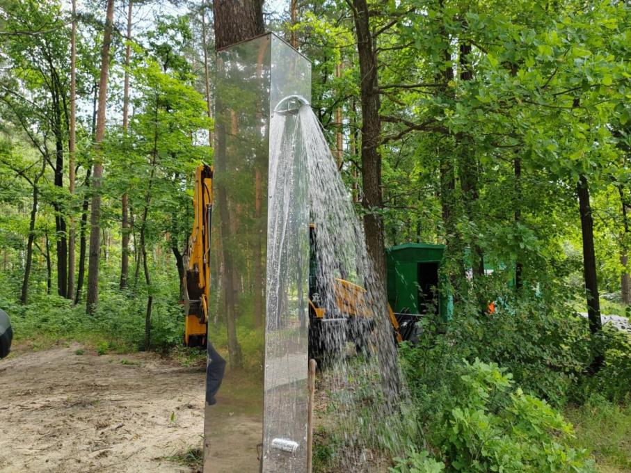 Купаться страшно, но удобно: на пляже в Заречном заработал уличный душ