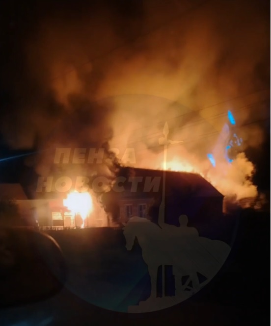 Огненное зарево в Бессоновке: при пожаре пострадала пожилая женщина