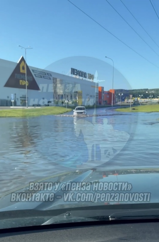 Пенза ушла под воду: утренний ливень превратил проспект Строителей в бассейн