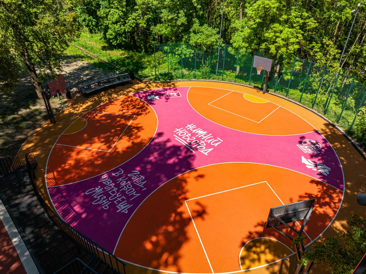 В Александровском саду Нижнего Новгорода открыли новую баскетбольную площадку