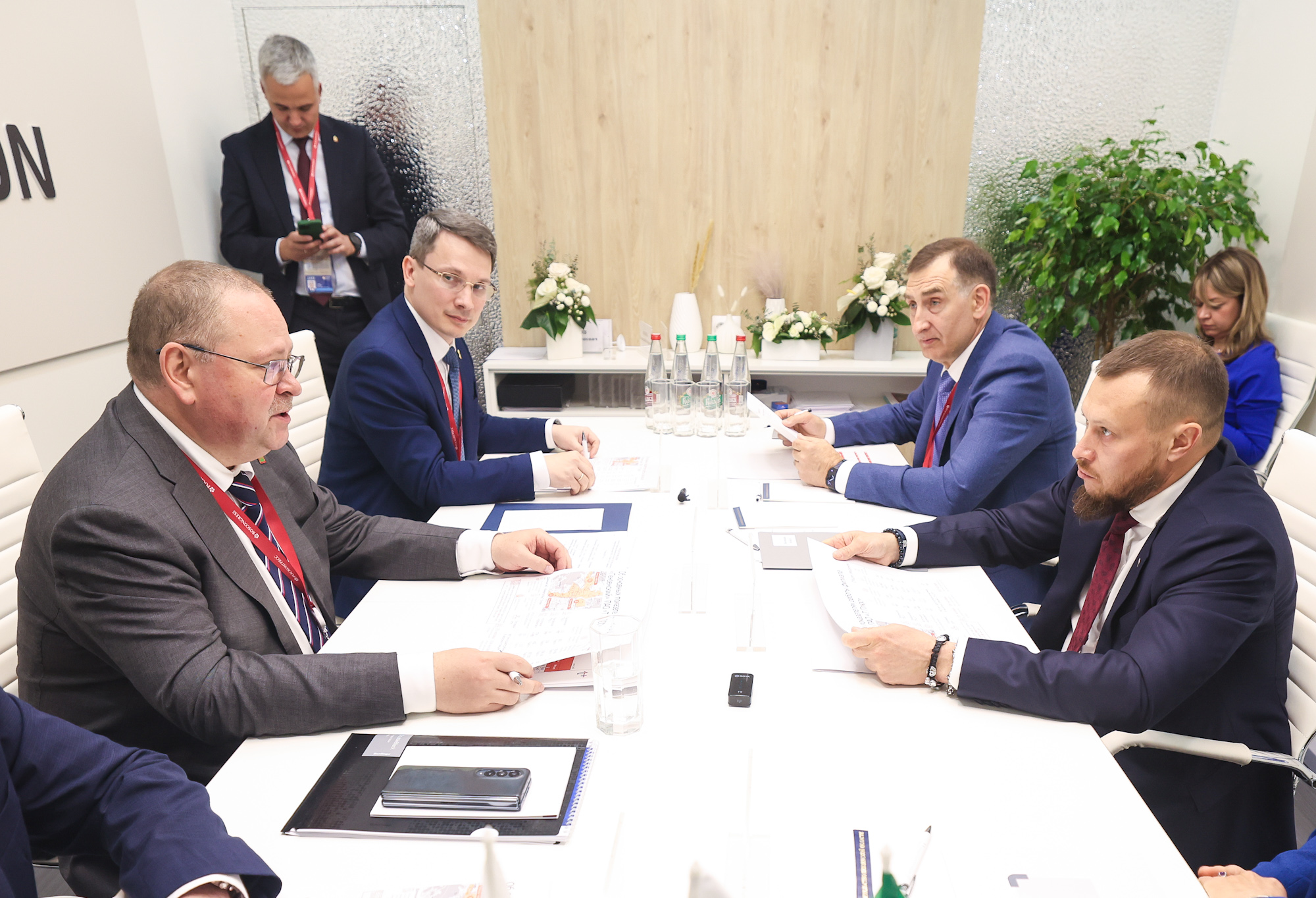 Мельниченко и Сниккарс на ПМЭФ договорились о синхронном ремонте теплосетей