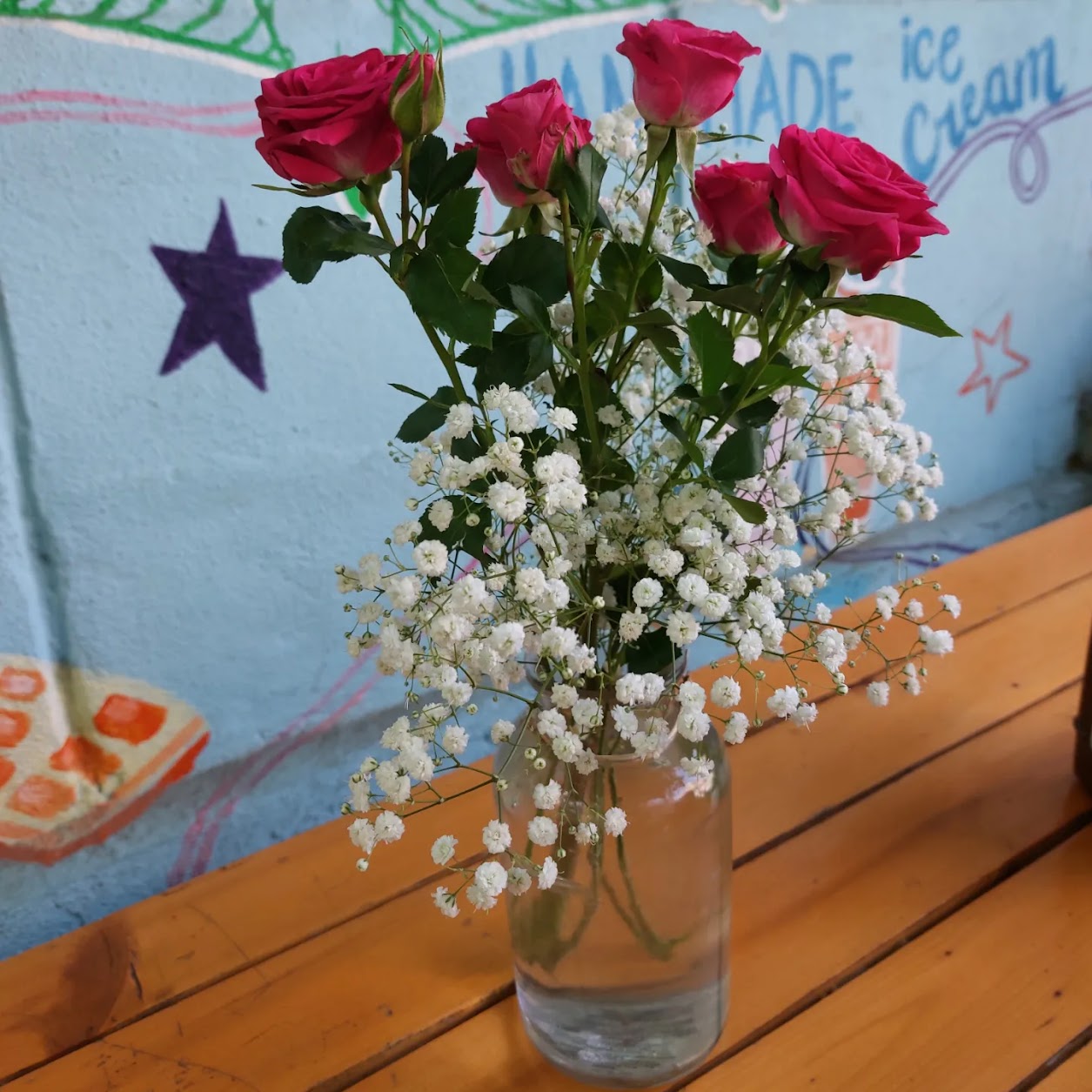 «Думал никто не видит»: в Заречном мужчина стащил букет цветов из автомата