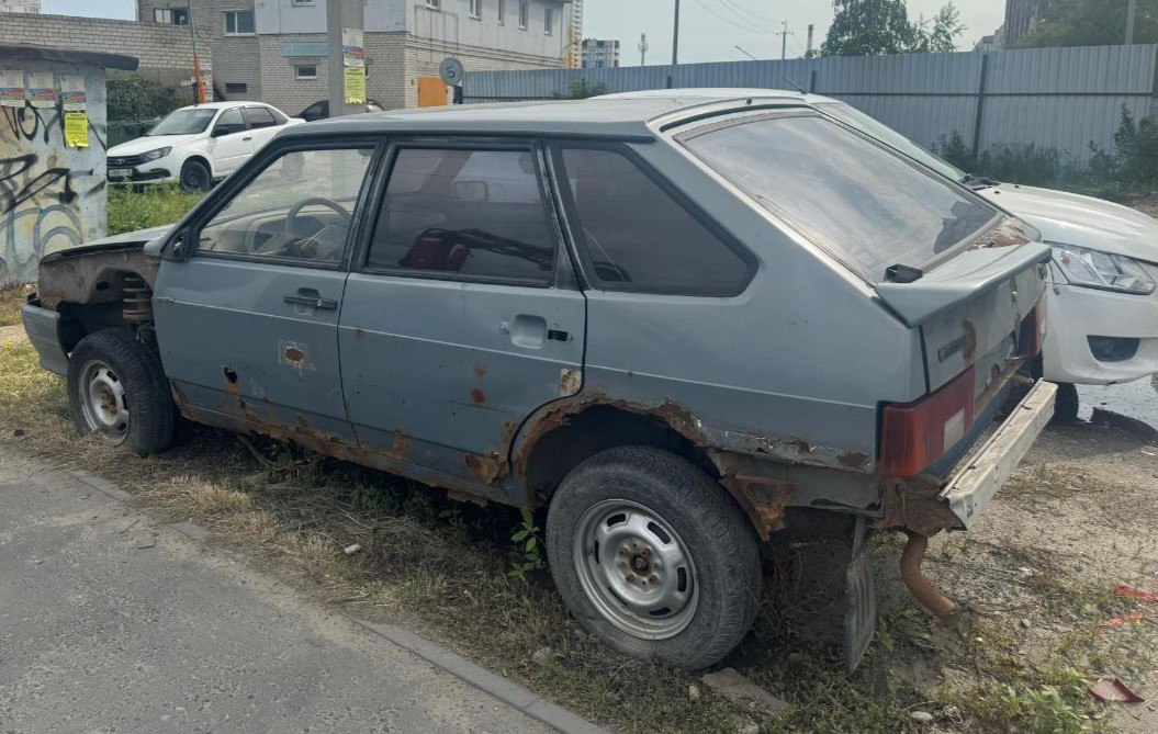 Олег Денисов рассказал, куда жаловаться, чтобы убрали брошенное авто