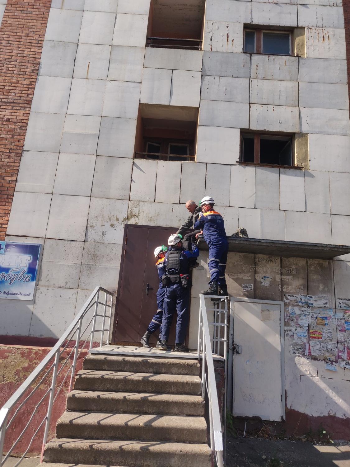 Спустили на землю: в Пензе на проспекте Строителей спасатели помогли мужчине