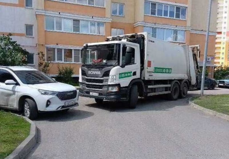 Штрафы до 100 тысяч: пензенцам напомнили о запрете парковки у мусорных баков