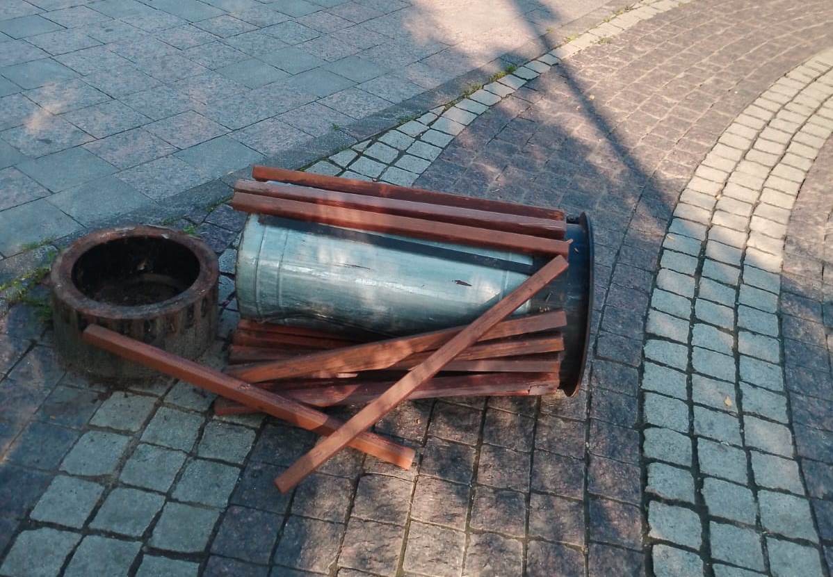 Сломали восемь урн: в Пензе вандалы устроили погром на Фонтанной площади