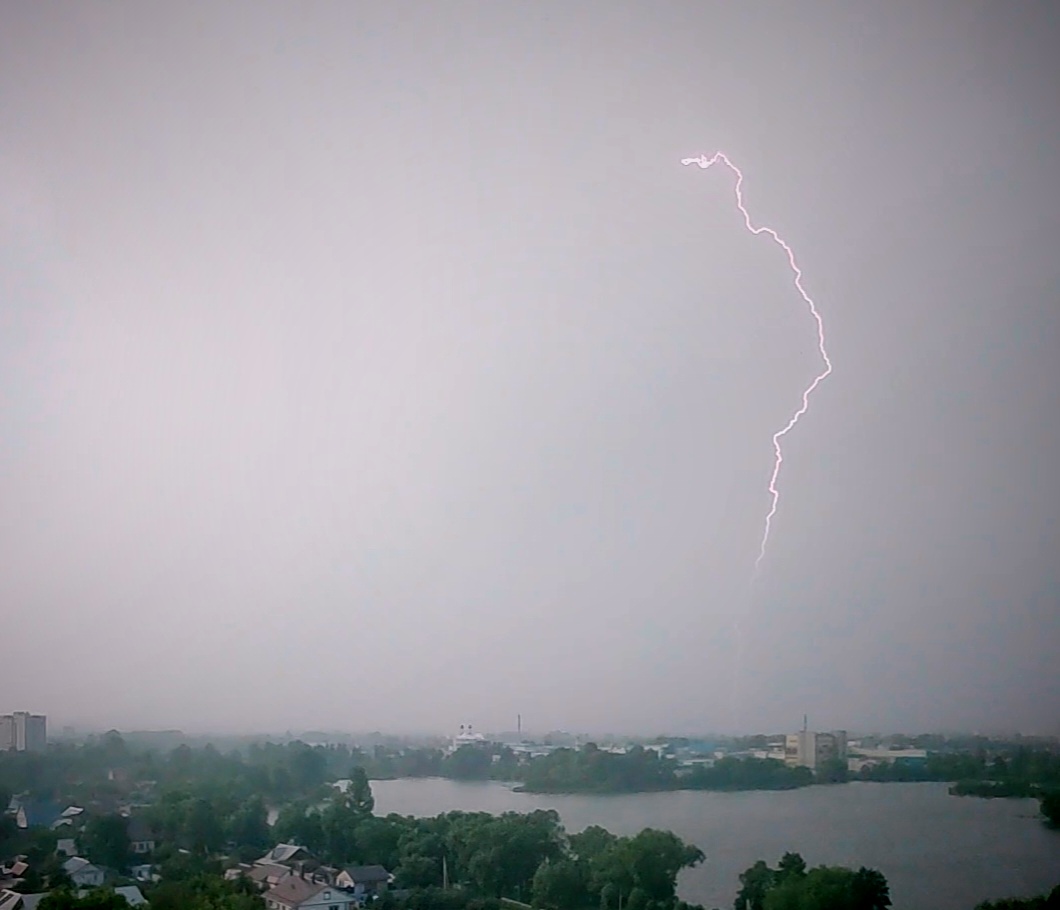 Пензу накрыла гроза: молнии, гром и ливень