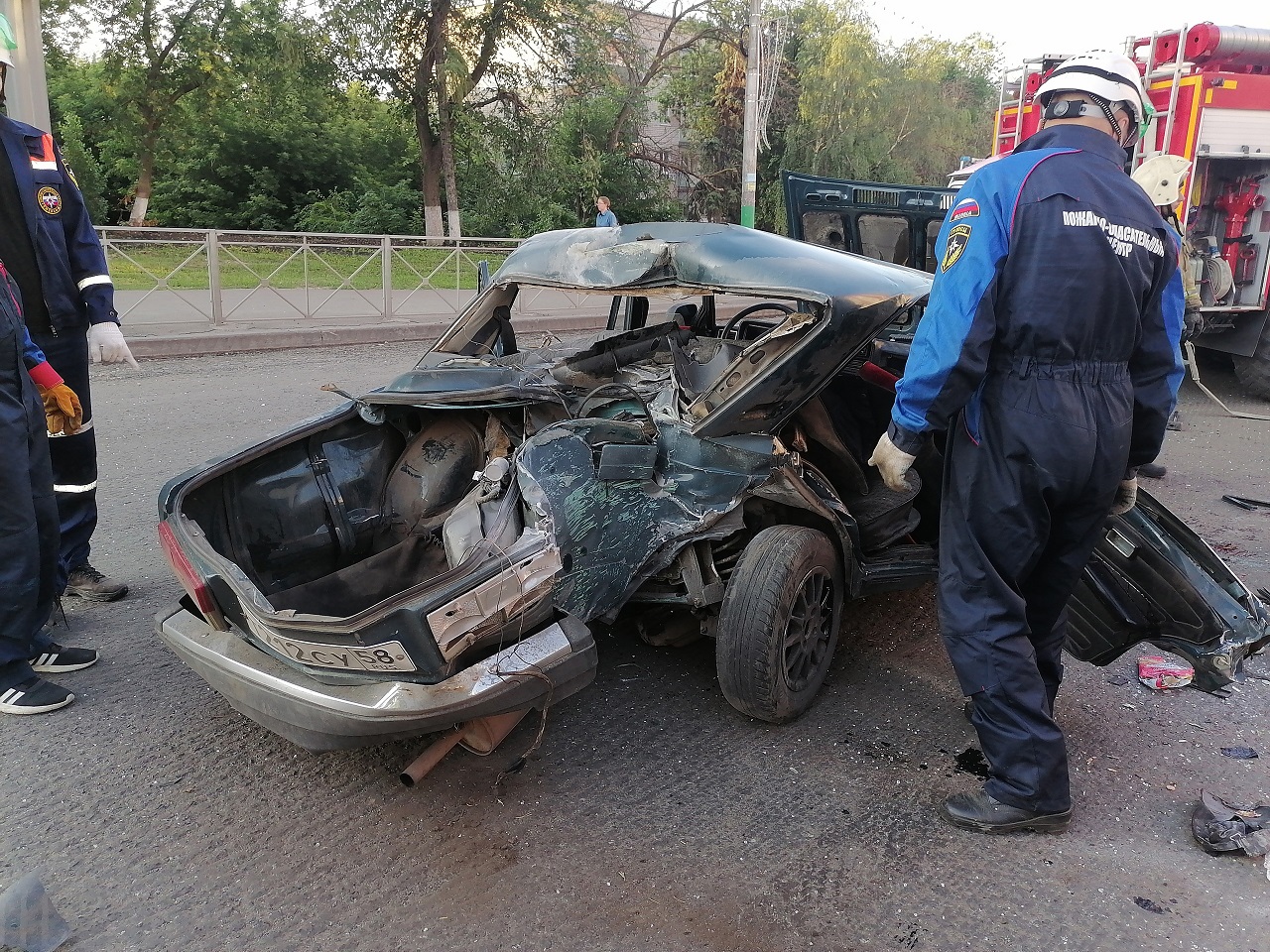 Появились новые фото с места ДТП на Калинина в Пензе: работали спасатели