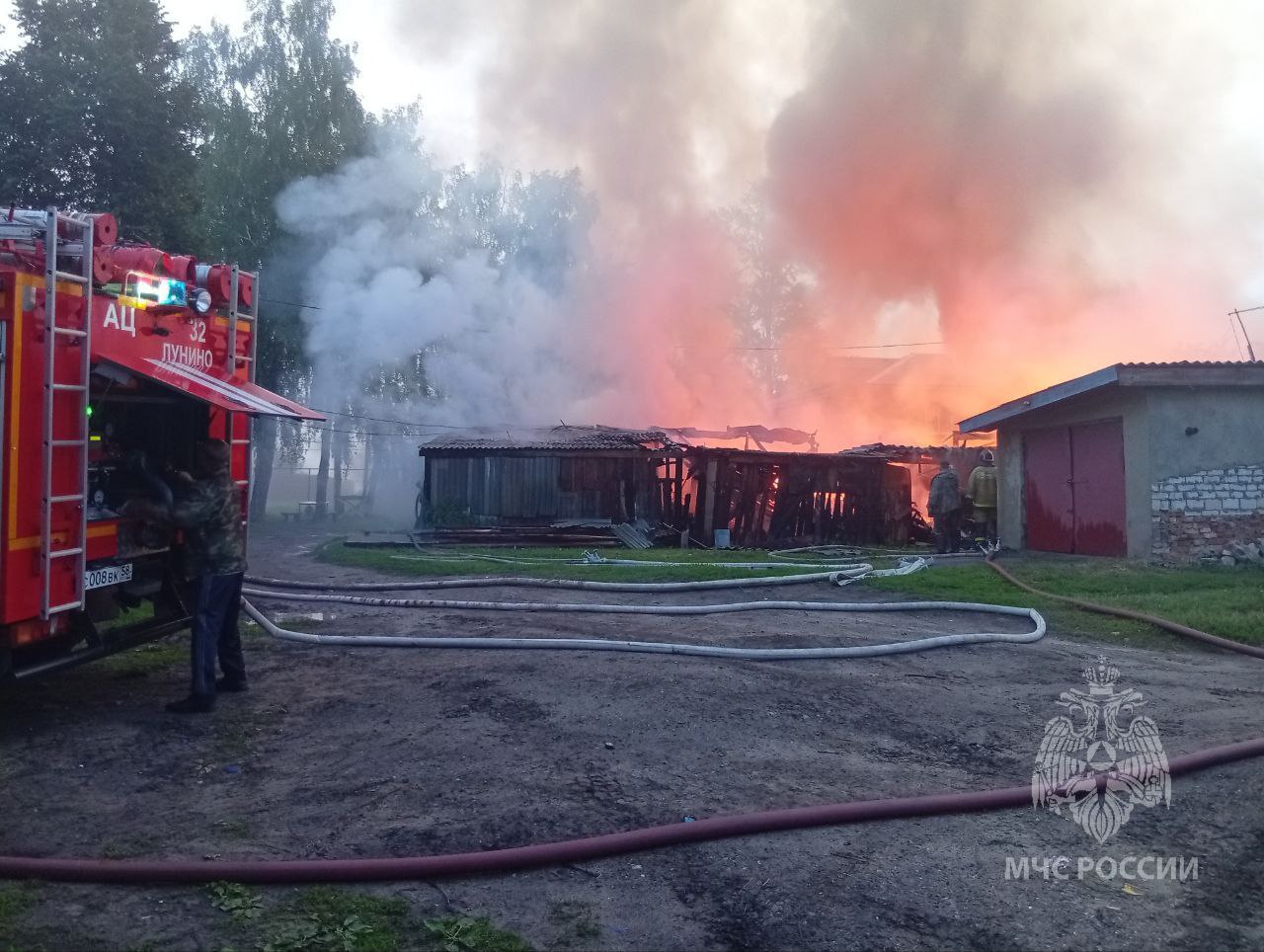 Пожарные спасли жилые дома от огня в Лунино