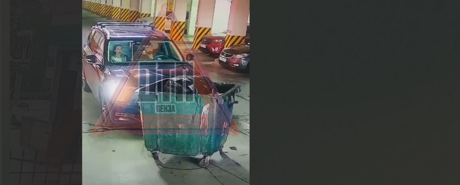 Формула-1 по-пензенски: мусорный бак протаранил иномарку