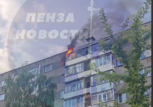 Пожар в пензенской многоэтажке: квартира на верхнем этаже объята пламенем