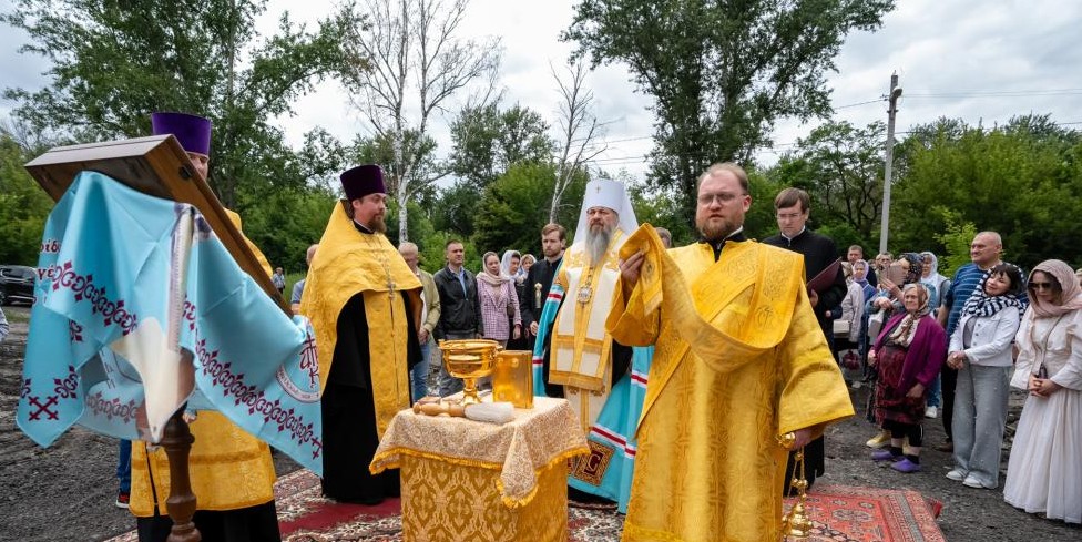Митрополит Серафим освятил место под храм на улице Рылеева