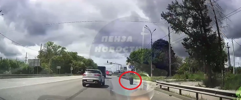 Бесхозное колесо путешествует по трассе М-5 в Пензе