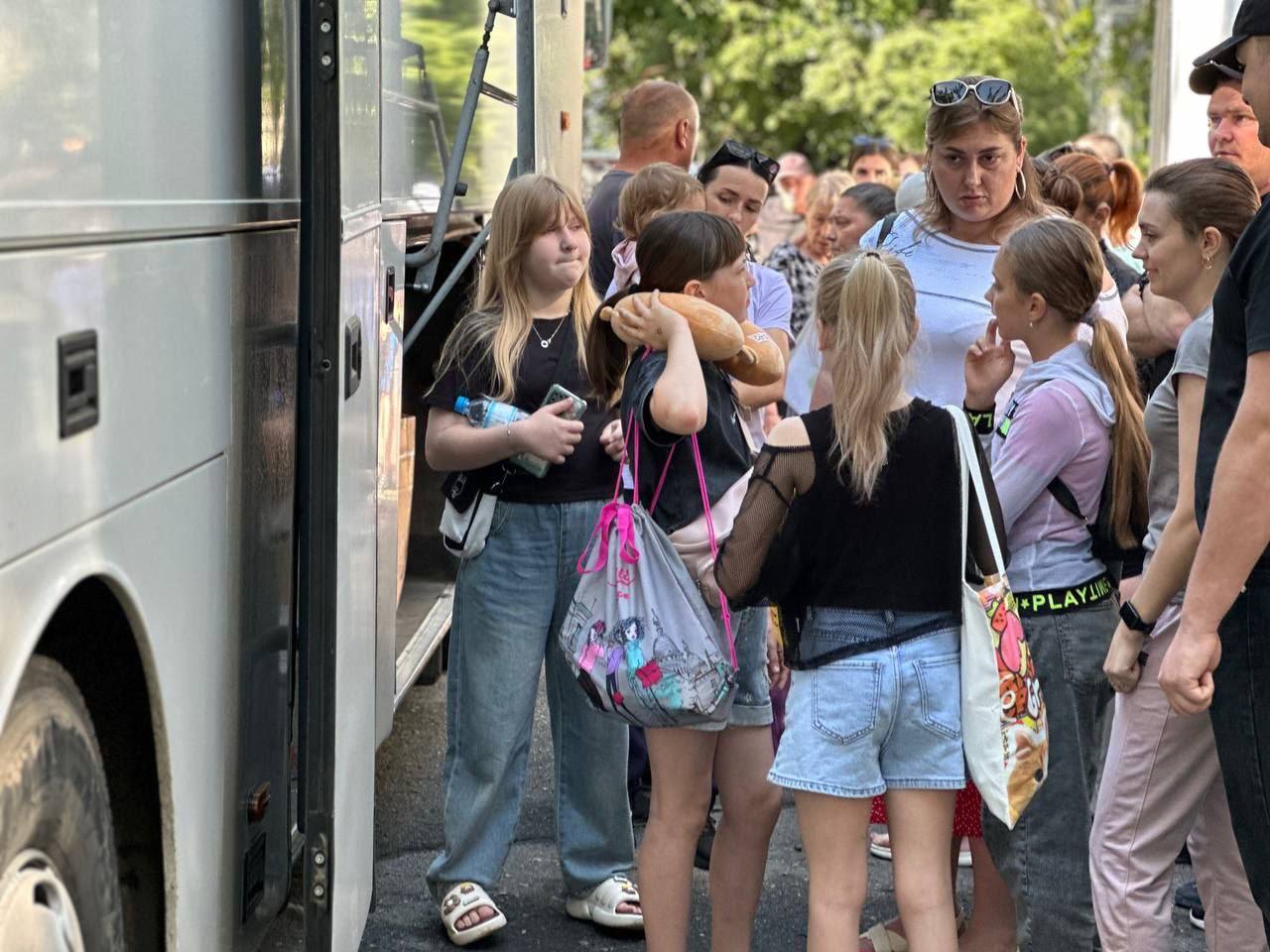 120 детей из подшефных районов Запорожья отправились на отдых в Крым