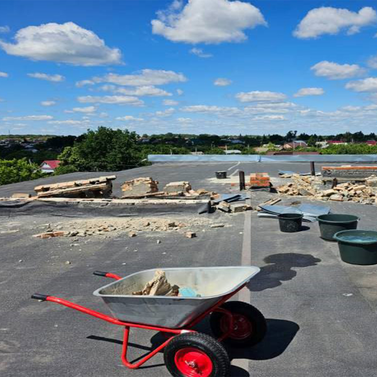 В Белинском ремонтируют крышу многоквартирного дома