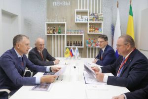 Туризм: Дмитрий Лаврентьев и Олег Мельниченко на ПМЭФ подписали соглашение