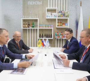 Туризм: Дмитрий Лаврентьев и Олег Мельниченко на ПМЭФ подписали соглашение