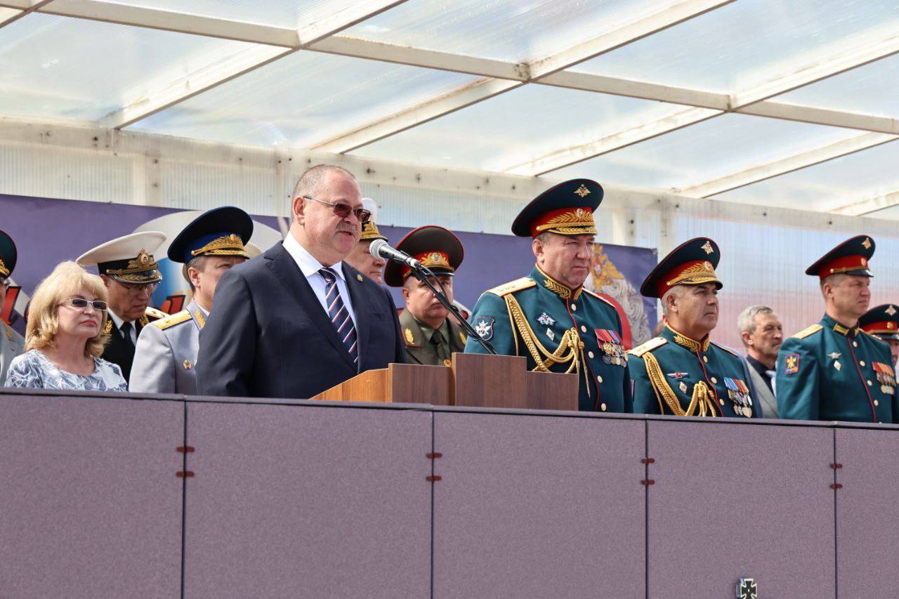 Мельниченко поздравил выпускников Военной академии МТО в Санкт-Петербурге