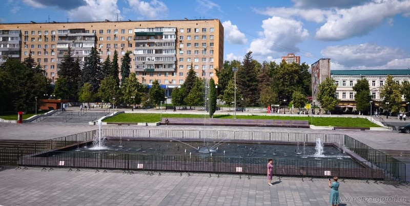 «Как на зоне»: пензенцы не оценили железный забор вокруг фонтана в центре города