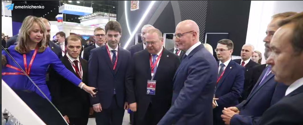 Стенд Пензенской области на ПМЭФ посетили Дмитрий Чернышенко и Игорь Комаров