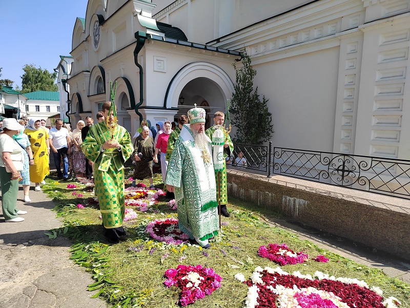 Митрополит Серафим совершил праздничную литургию в Троицком женском монастыре