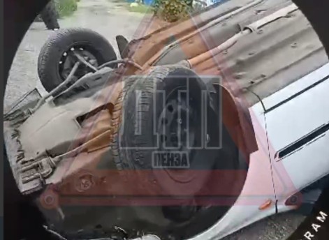 В Пензе отечественная легковушка оказалась на крыше после ДТП