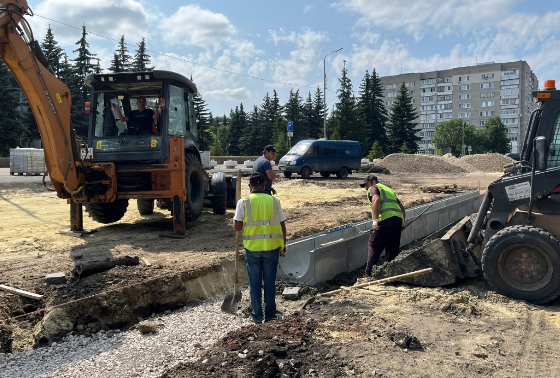 В Кузнецке продолжается ремонт Центральной площади: началась укладка водоотводов