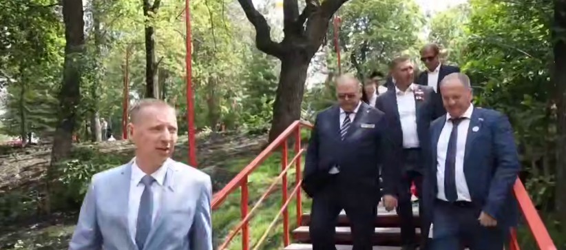 Олег Мельниченко осмотрел обновленную Тропу здоровья