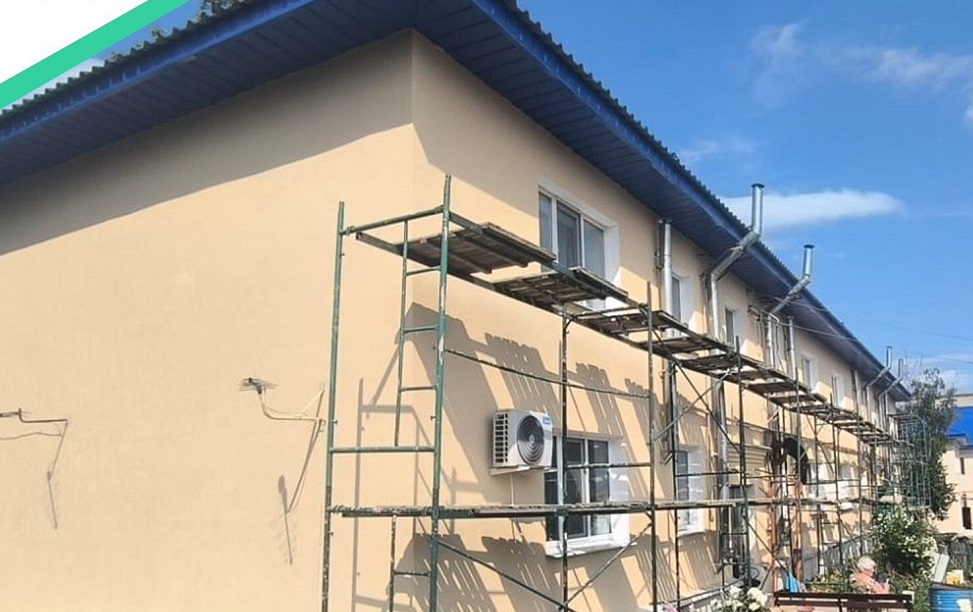 В Нижнем Ломове обновляют фасад и фундамент дома на улице Московская