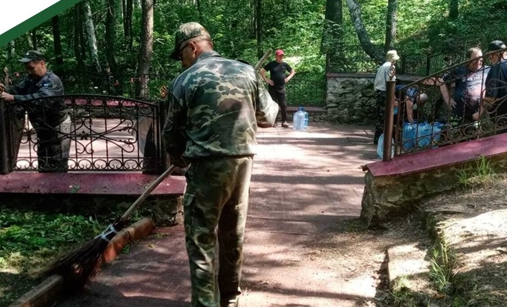 Пензенские лесники привели в порядок родник Максимкин