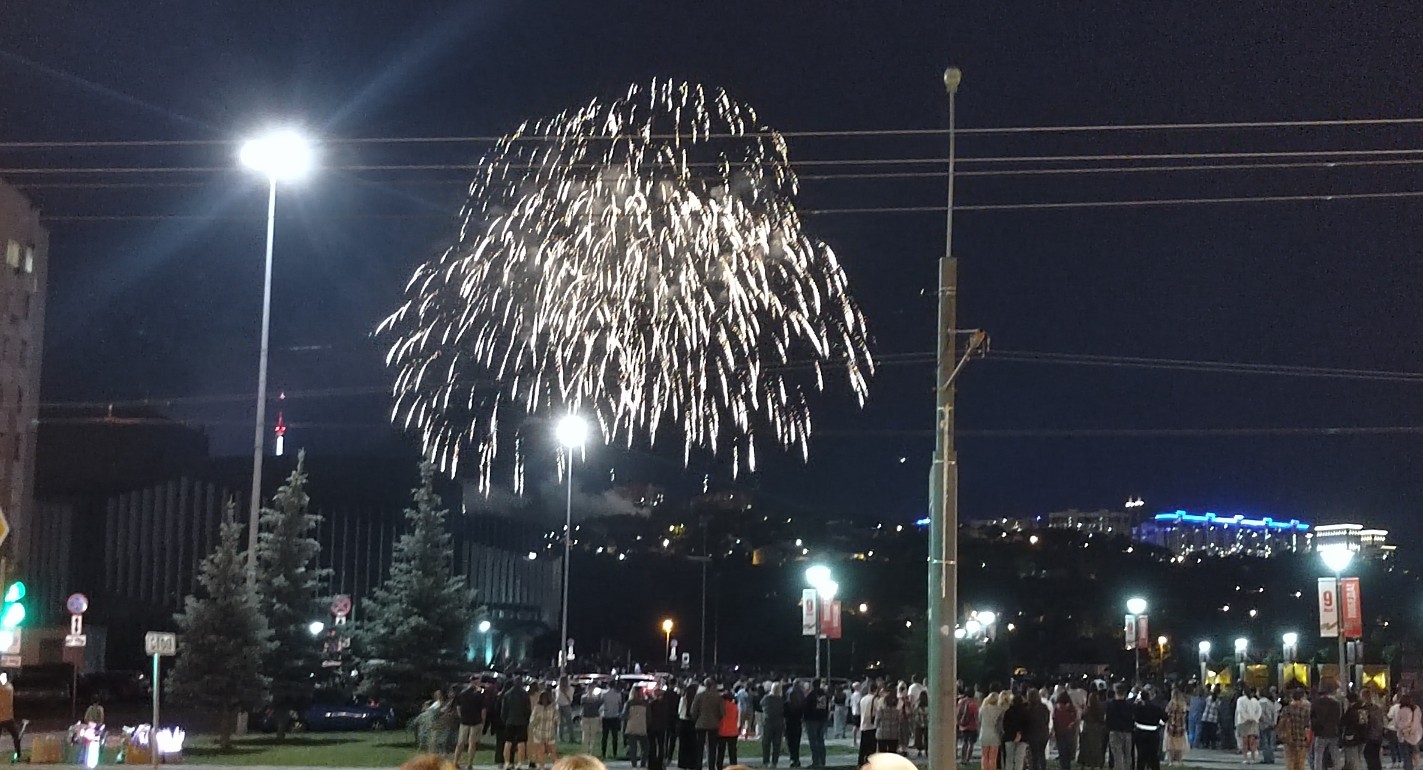 Пензу 12 июня озарил праздничный салют